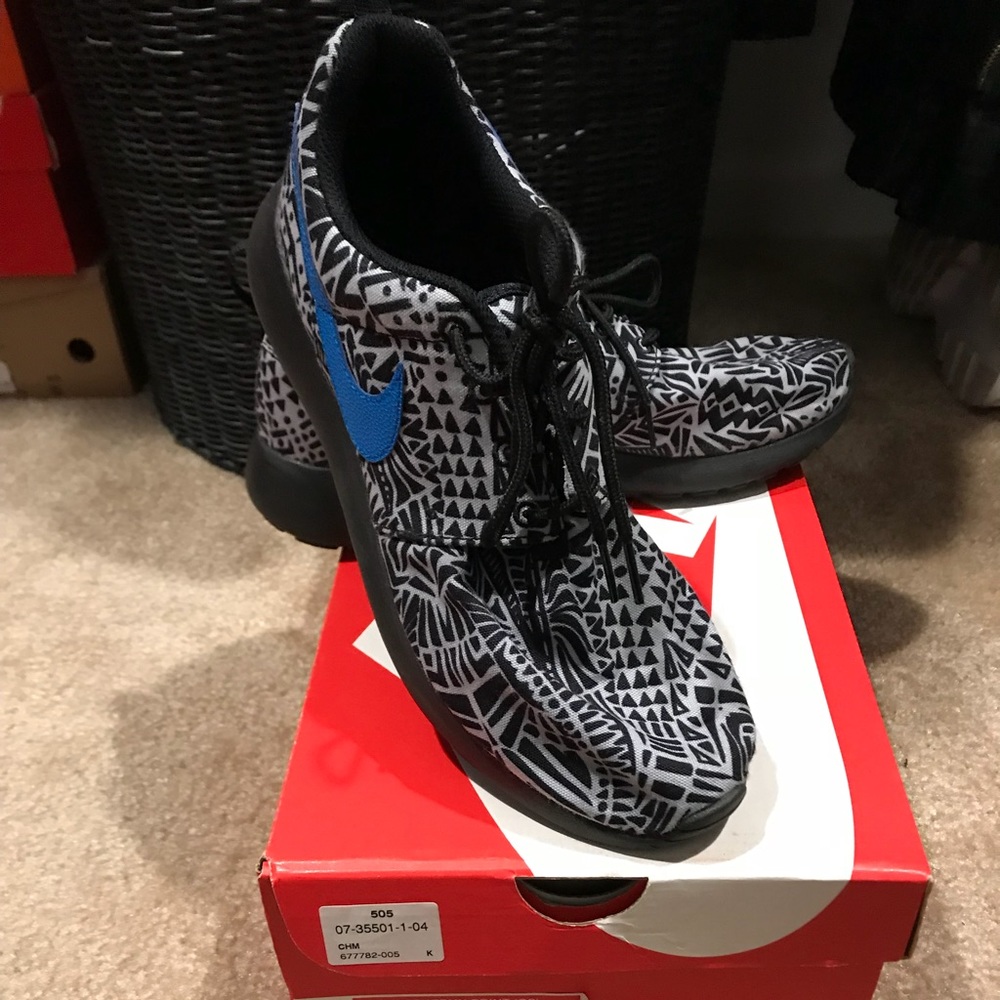 Nike Roshe kids size 7/Women’s 8.5